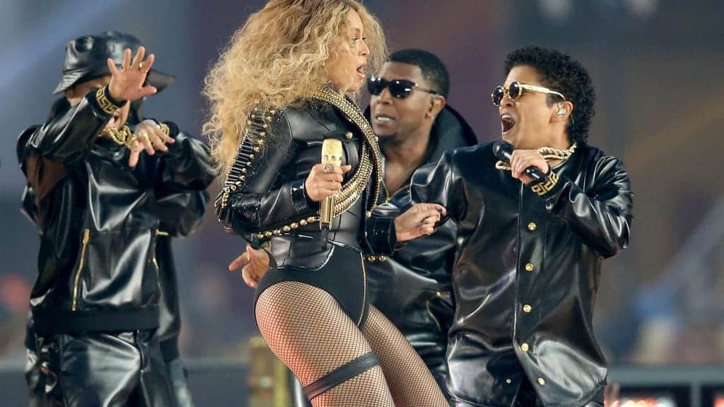 Beyoncé e Bruno Mars no show do intervalo do Super Bowl 50
