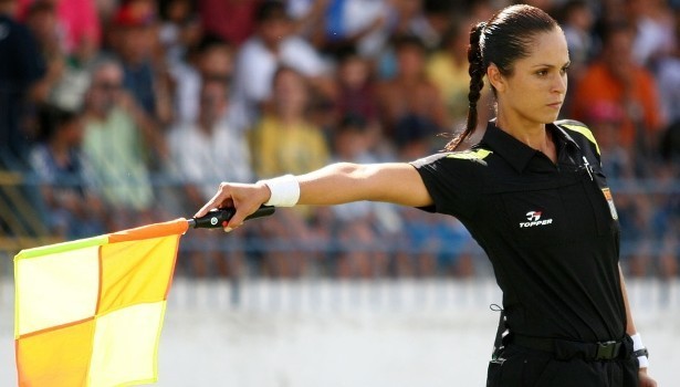 Bandeirinha Ana Paula Oliveira