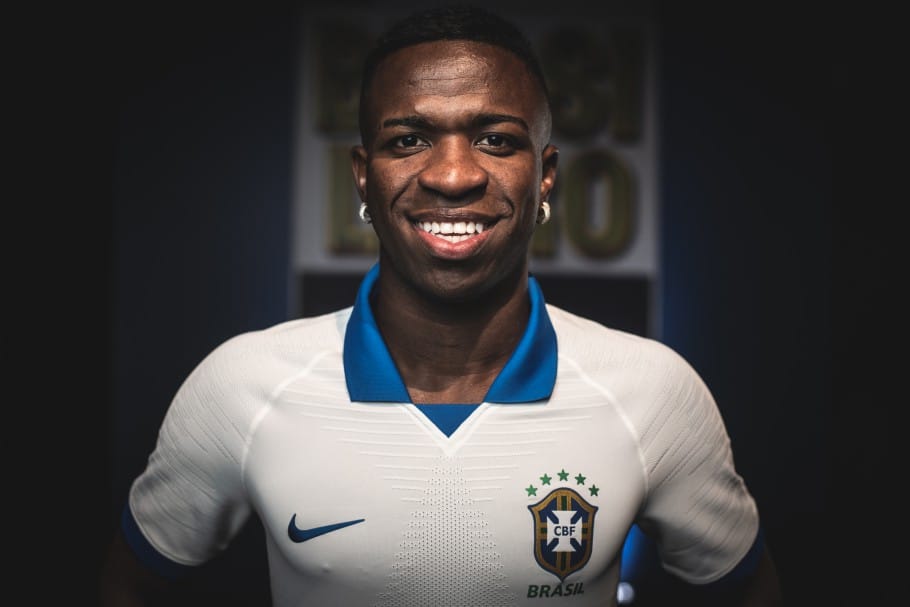 Camisa branca da Sele&ccedil;&atilde;o Brasileira apresentada por Vin&iacute;cius J&uacute;nior