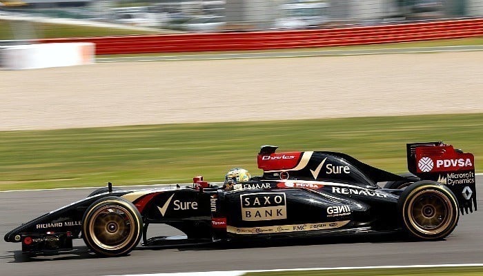 Charles Pic, da Lotus, testa pneu da F&oacute;rmula 1 com aro 18