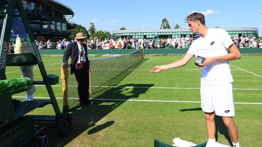 Daniil Medvedev arremessa moedas para &aacute;rbitra portuguesa