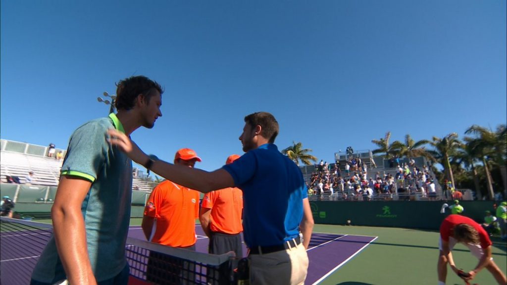 Medvedev contido por &aacute;rbitro ap&oacute;s acusar Tsitsipas de xenofobia