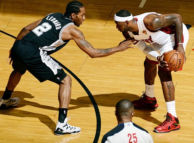 Kawhi Leonard marcando LeBron James