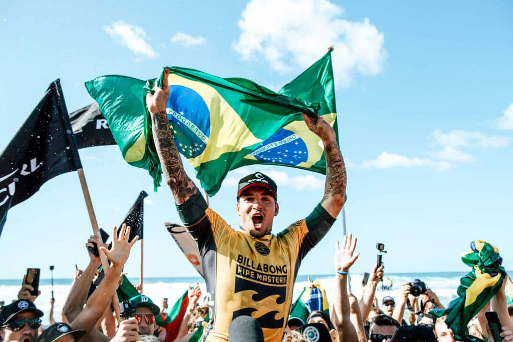 Gabriel Medina bicampe&atilde;o mundial de surf