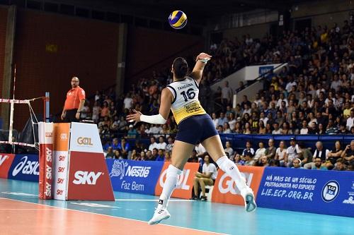 Saque de v&ocirc;lei Tandara