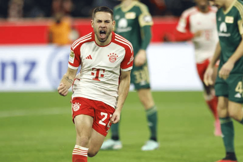Rapha&euml;l Guerreiro pelo Bayern de Munique