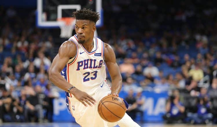 Jimmy Butler com a camisa do 76ers