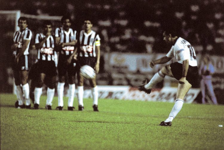 Neto cobrando falta contra o Atlético Mineiro