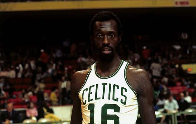 Tom Sanders com a camisa do Celtics