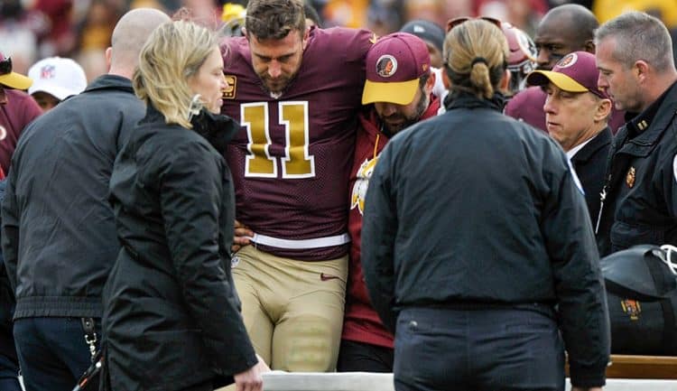 Alex Smith sendo carregado ap&oacute;s a les&atilde;o em 2018