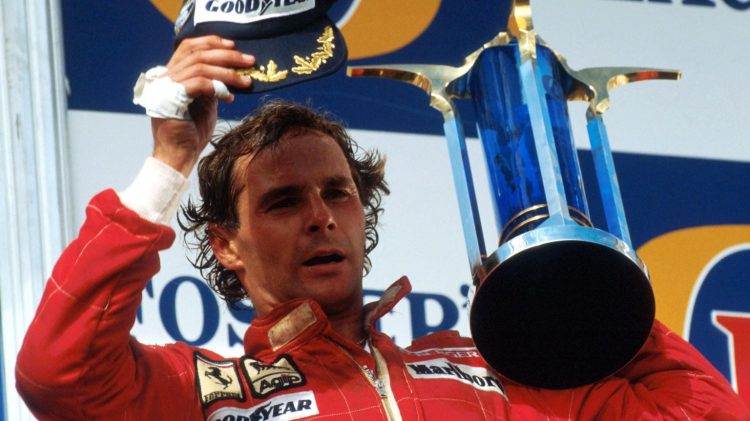 Gerhard Berger comemorando vitória no pódio da F1