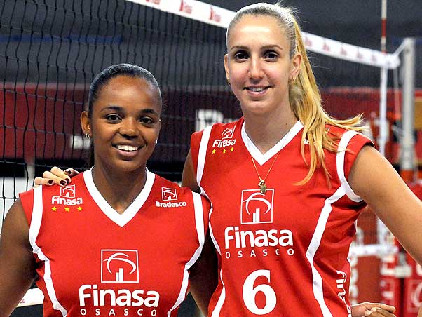 Imagem de Thaisa com Fofão no Osasco