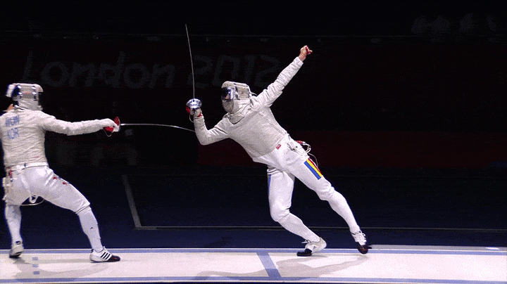 Ataque por destaque, um dos movimentos da esgrima