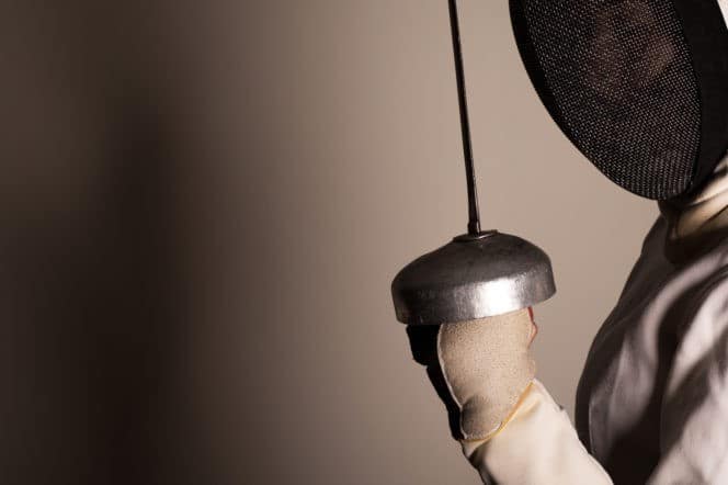 Close de uma sauda&ccedil;&atilde;o da esgrima