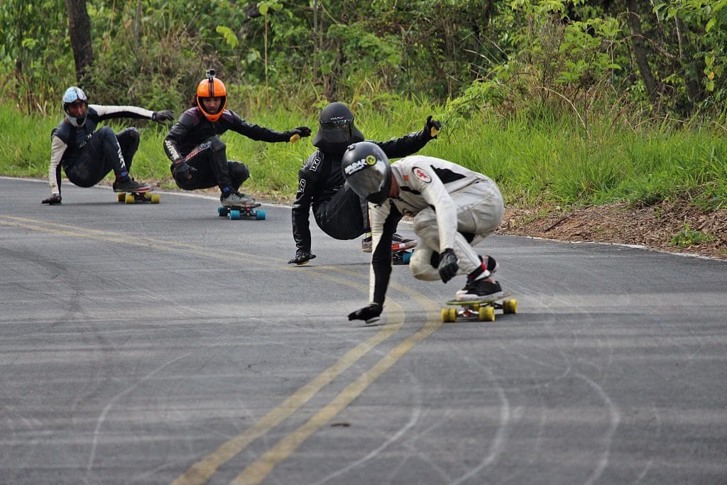 Conhe&ccedil;a o Skate Downhill, o famoso Skate de Ladeira