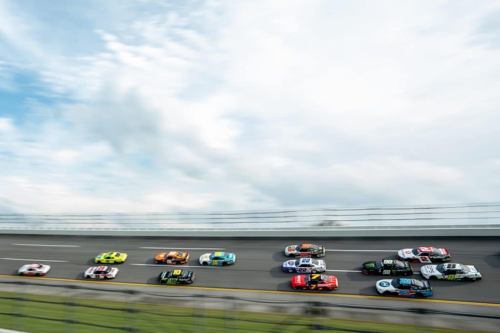 Brandon Brown surpreende e vence prova encurtada da Nascar Xfinity Series