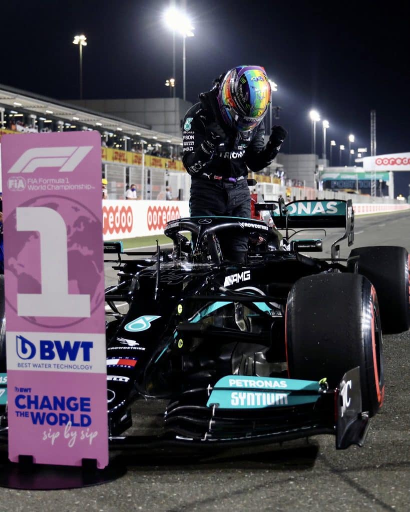 Na estreia do Catar na F1, Lewis Hamilton fatura a pole