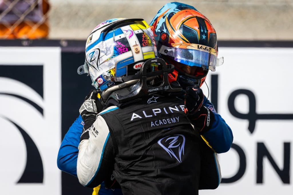 Felipe Drugovich sobe ao p&oacute;dio na &uacute;ltima corrida da temporada