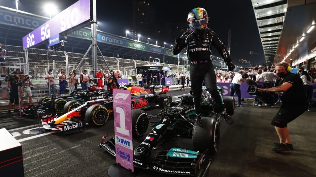 Em grande duelo, Hamilton vence o GP da Ar&aacute;bia Saudita
