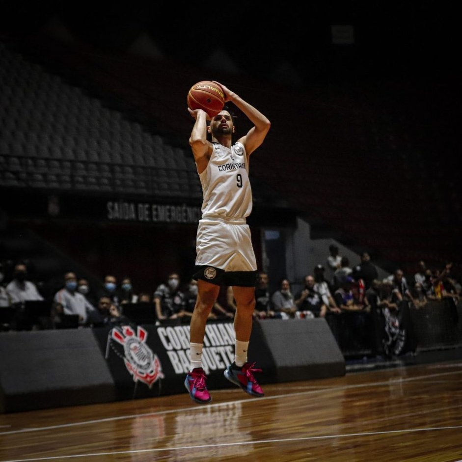 Figueiredo representa o Corinthians como l&iacute;der de assist&ecirc;ncias