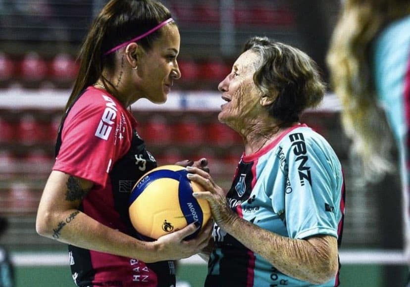 Dona Ruth, de 85 anos, entrou em quadra na Superliga B e poder&aacute; entrar para o livro dos recordes