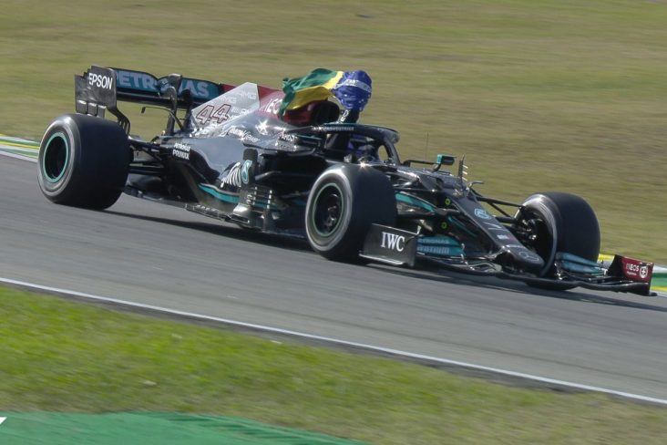 Heptacampe&atilde;o Lewis Hamilton ganha t&iacute;tulo de cidad&atilde;o honor&aacute;rio brasileiro