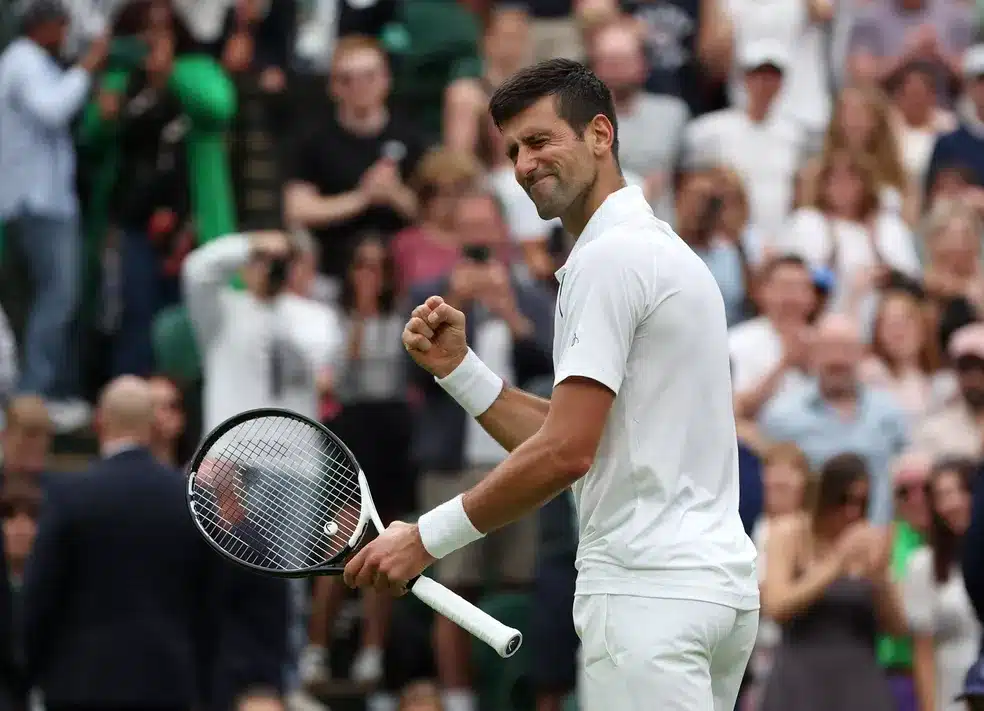 Djokovic vira para cima de Sinner e est&aacute; na semifinal de Wimbledon
