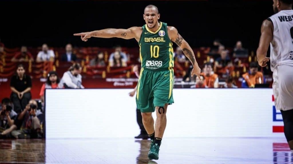 Brasil segue l&iacute;der, mas perde os 100%