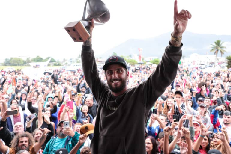 Filipe Toledo comemora t&iacute;tulo mundial da WSL em carreata em Ubatuba