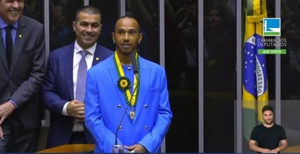Lewis Hamilton recebe t&iacute;tulo de cidad&atilde;o honor&aacute;rio do Brasil presencialmente