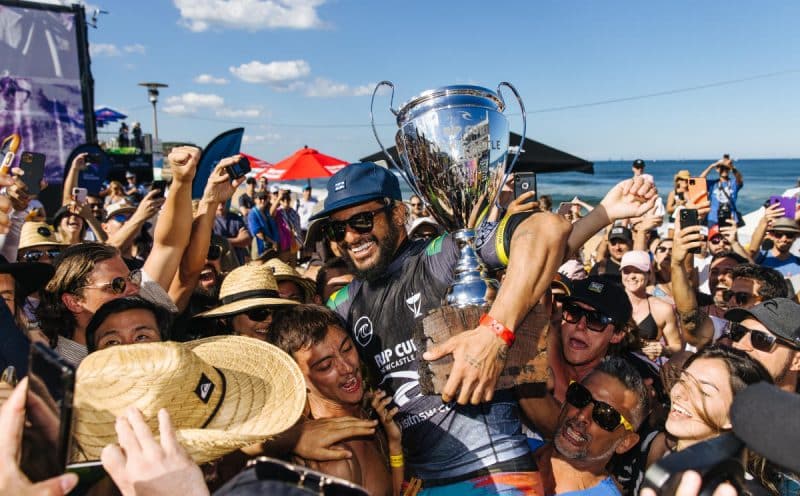 Campe&atilde;o ol&iacute;mpico de surfe, Italo Ferreira lan&ccedil;a livro did&aacute;tico