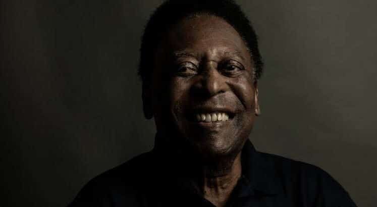 Pel&eacute; &eacute; homenageado pelo v&ocirc;lei brasileiro; confira