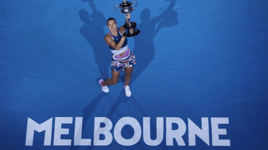 Aryna Sabalenka ergue ta&ccedil;a no Australian Open 2023