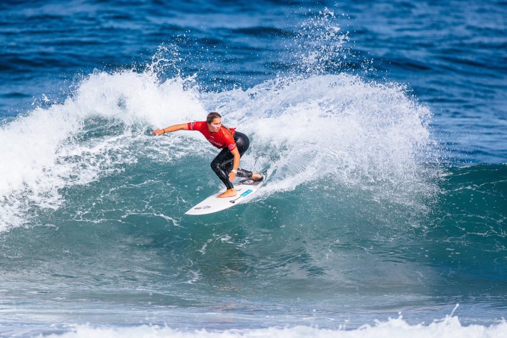 Surfista portuguesa Francisca Veselko &eacute; a primeira campe&atilde; do pa&iacute;s no feminino do Mundial Pro J&uacute;nior