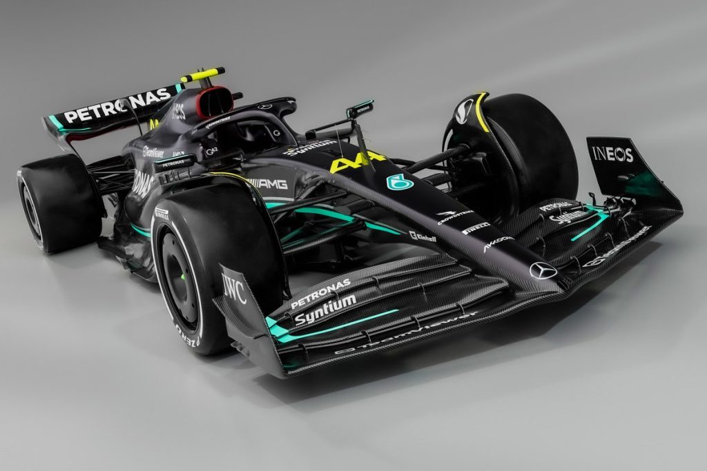 Mercedes apresenta W14 e aposta na volta do preto na F&oacute;rmula 1