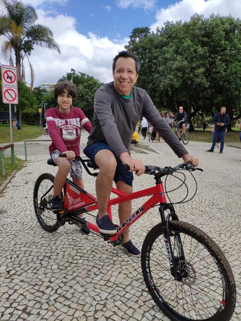 Bicicletas adaptadas promovem inclus&atilde;o na praia do Flamengo