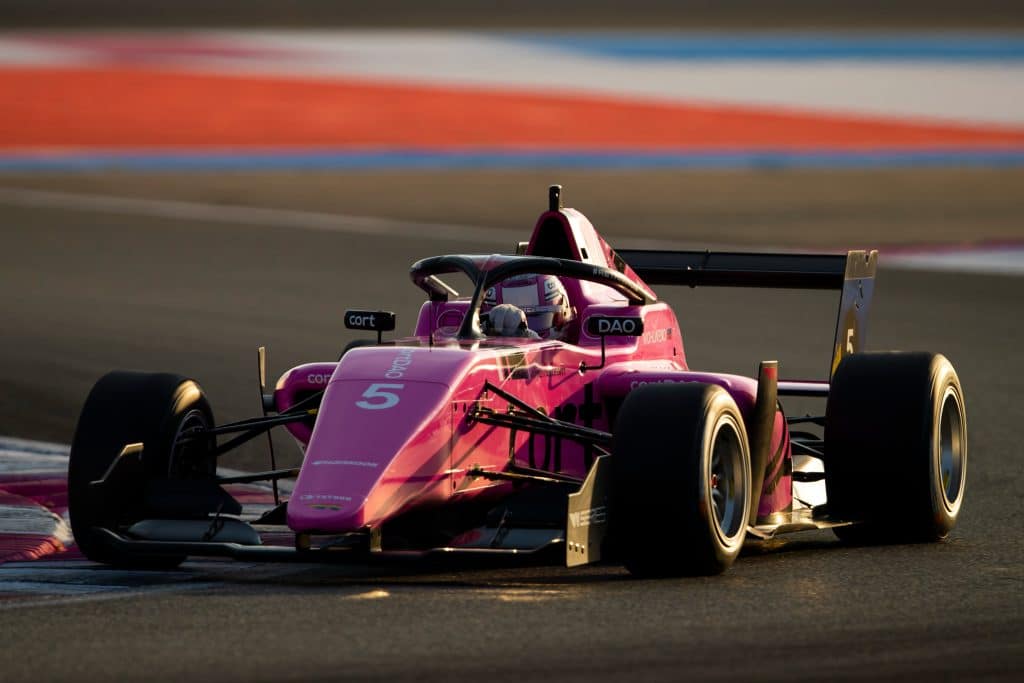 Mulheres no automobilismo: elas competindo