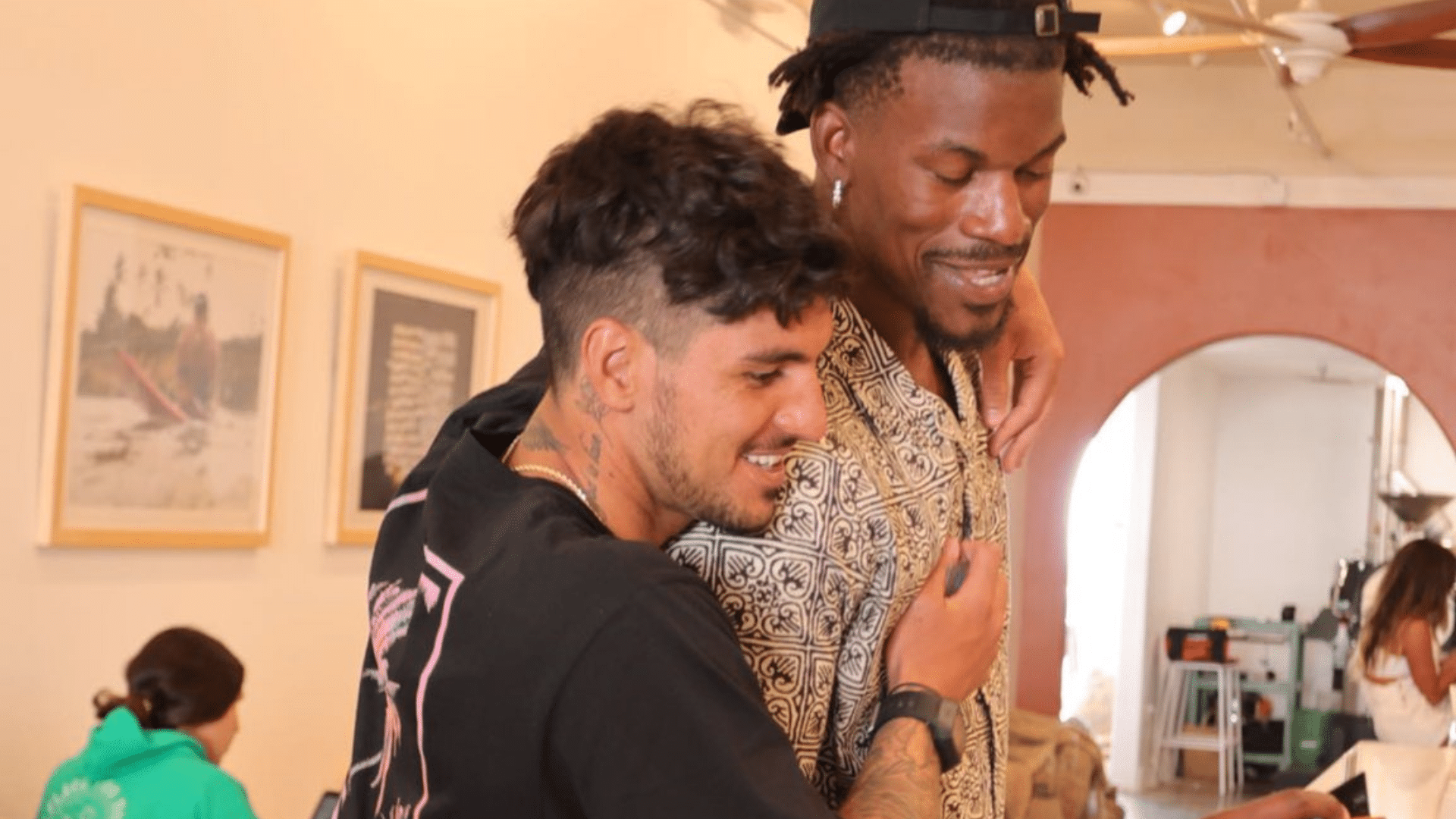 Gabriel Medina manda recado para finalista da NBA