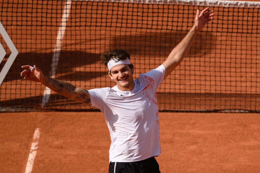 Thiago Wild elimina n&uacute;mero dois do mundo e avan&ccedil;a em Roland-Garros 2023