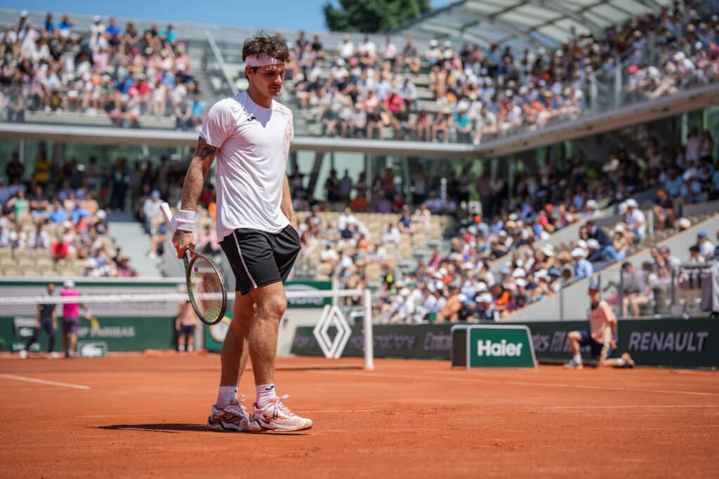 Thiago Wild sente o f&iacute;sico e &eacute; eliminado em Roland-Garros 2023