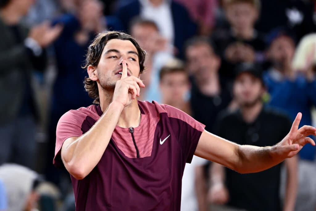 Taylor Fritz &eacute; vaiado e ironiza a torcida ap&oacute;s classifica&ccedil;&atilde;o em Roland-Garros