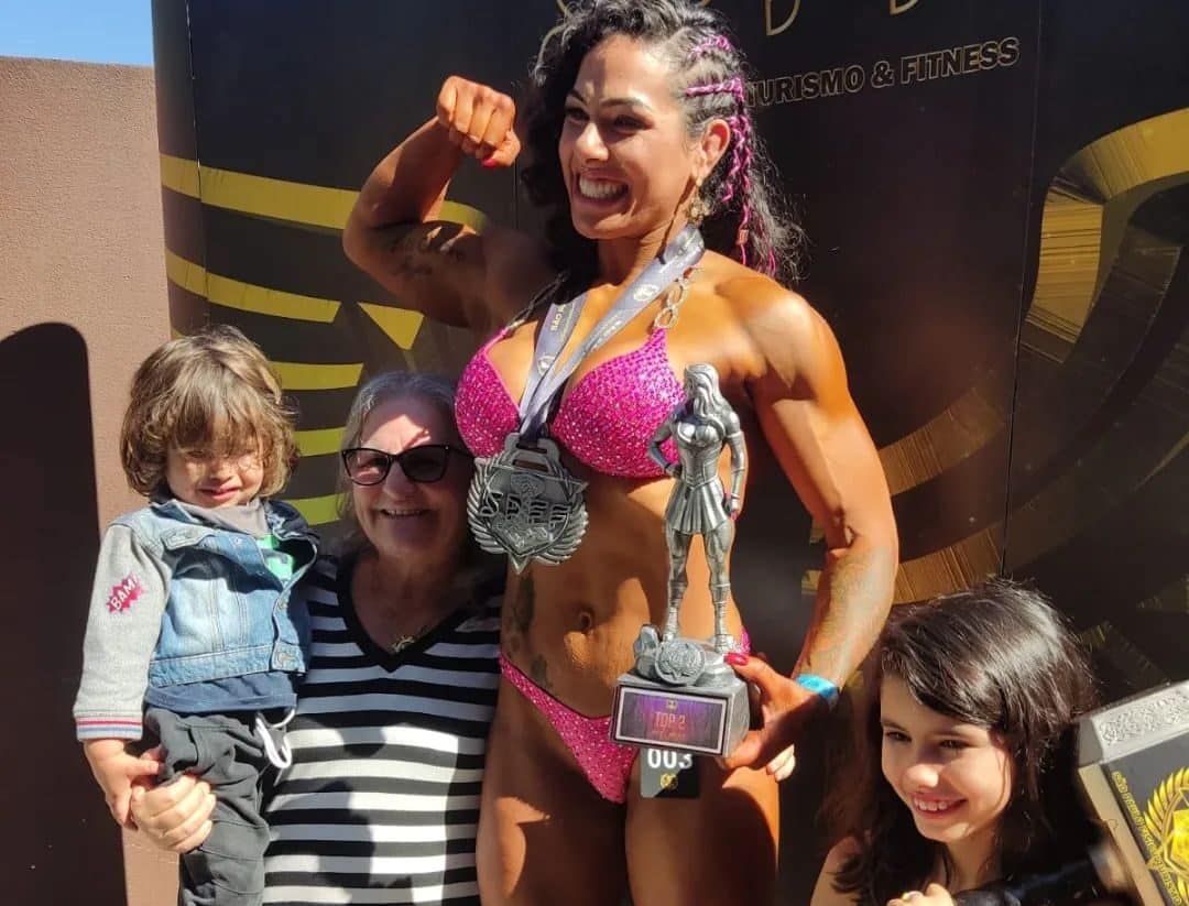 Carina Santi, atleta profissional de Jiu-Jitsu, faz estreia empolgante no fisiculturismo