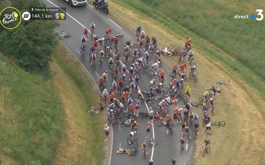 Acidente envolvendo 30 ciclistas interrompe Tour de France