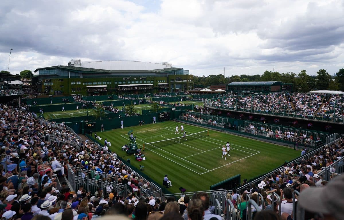 Rafael Matos avan&ccedil;a com autoridade em Wimbledon 2023