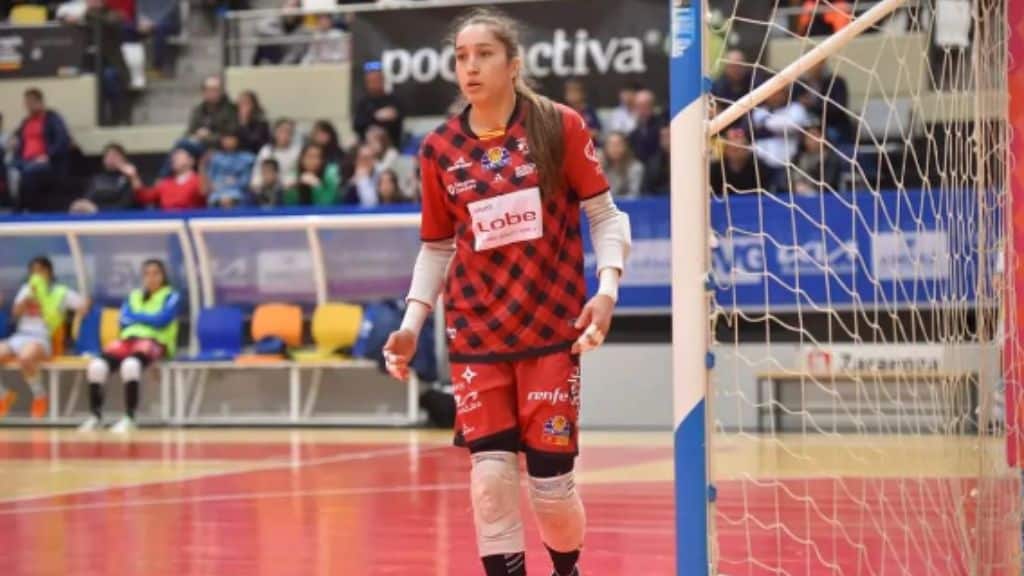 Goleira brasileira no futsal espanhol exp&otilde;e realidade desumana: &ldquo;Sem comida e sal&aacute;rio&rdquo;