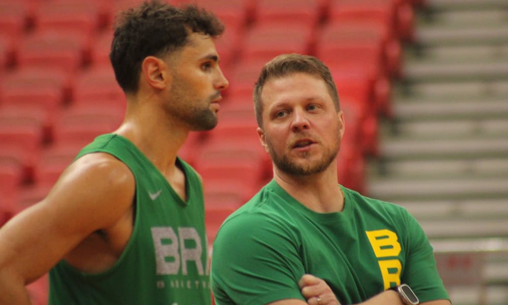 T&eacute;cnico da sele&ccedil;&atilde;o dispensa mais um jogador e define os 12 que v&atilde;o para Copa