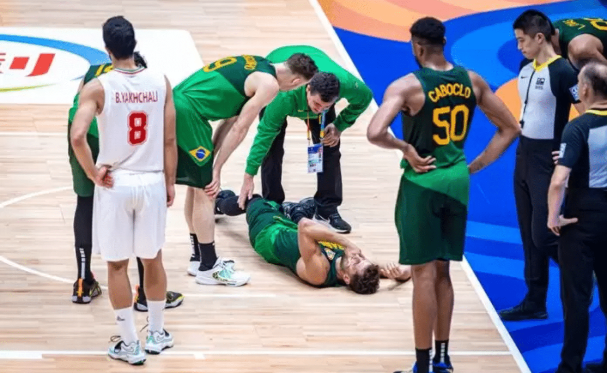 Raulzinho passa por cirurgia no joelho e manda recado para torcida brasileira