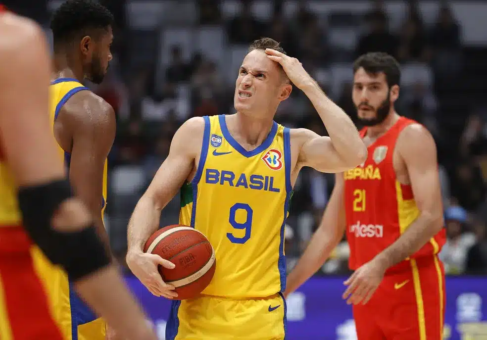 Espanha mant&eacute;m favoritismo e vence o Brasil na Copa do Mundo de Basquete