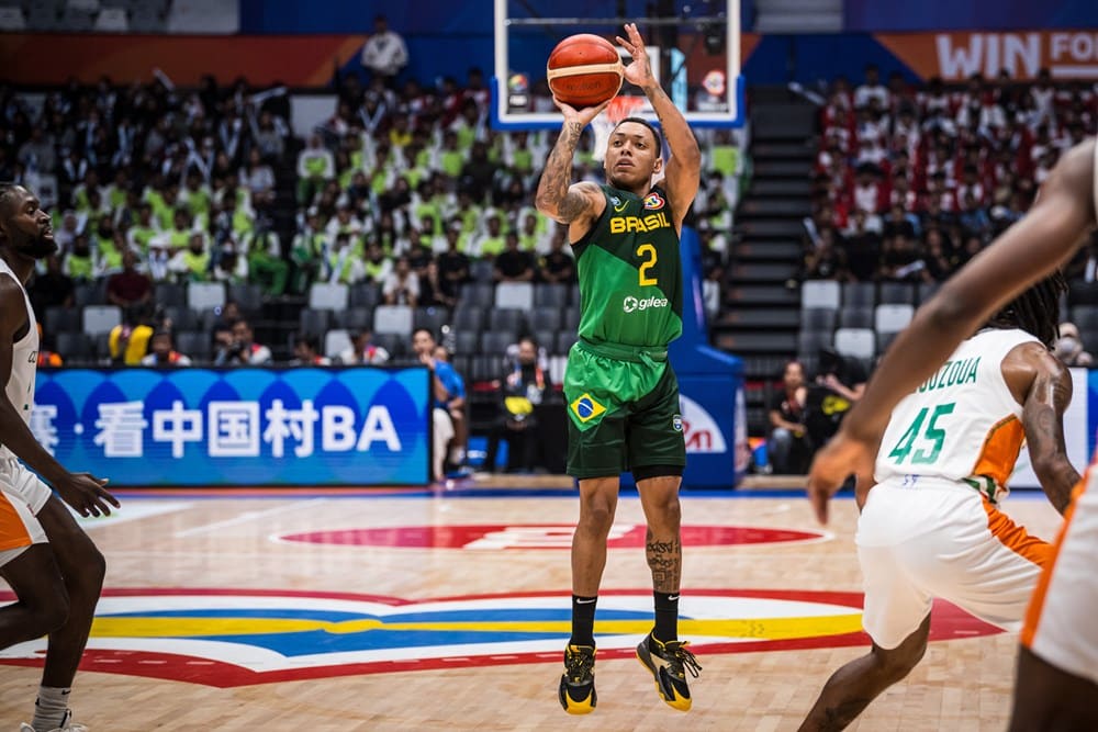 Yago d&aacute; show e Brasil avan&ccedil;a na Copa do Mundo de Basquete 2023