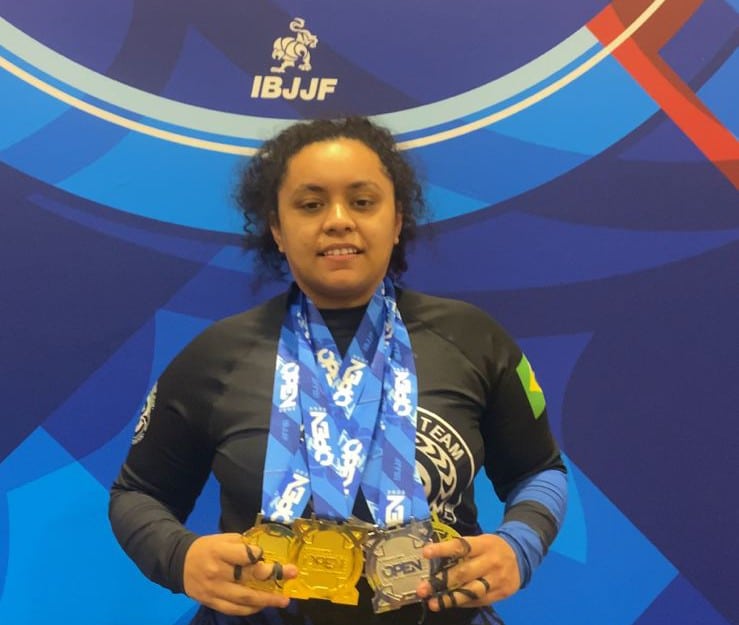 Jovem brasileira conquista 2 medalhas de ouro no jiu-jitsu